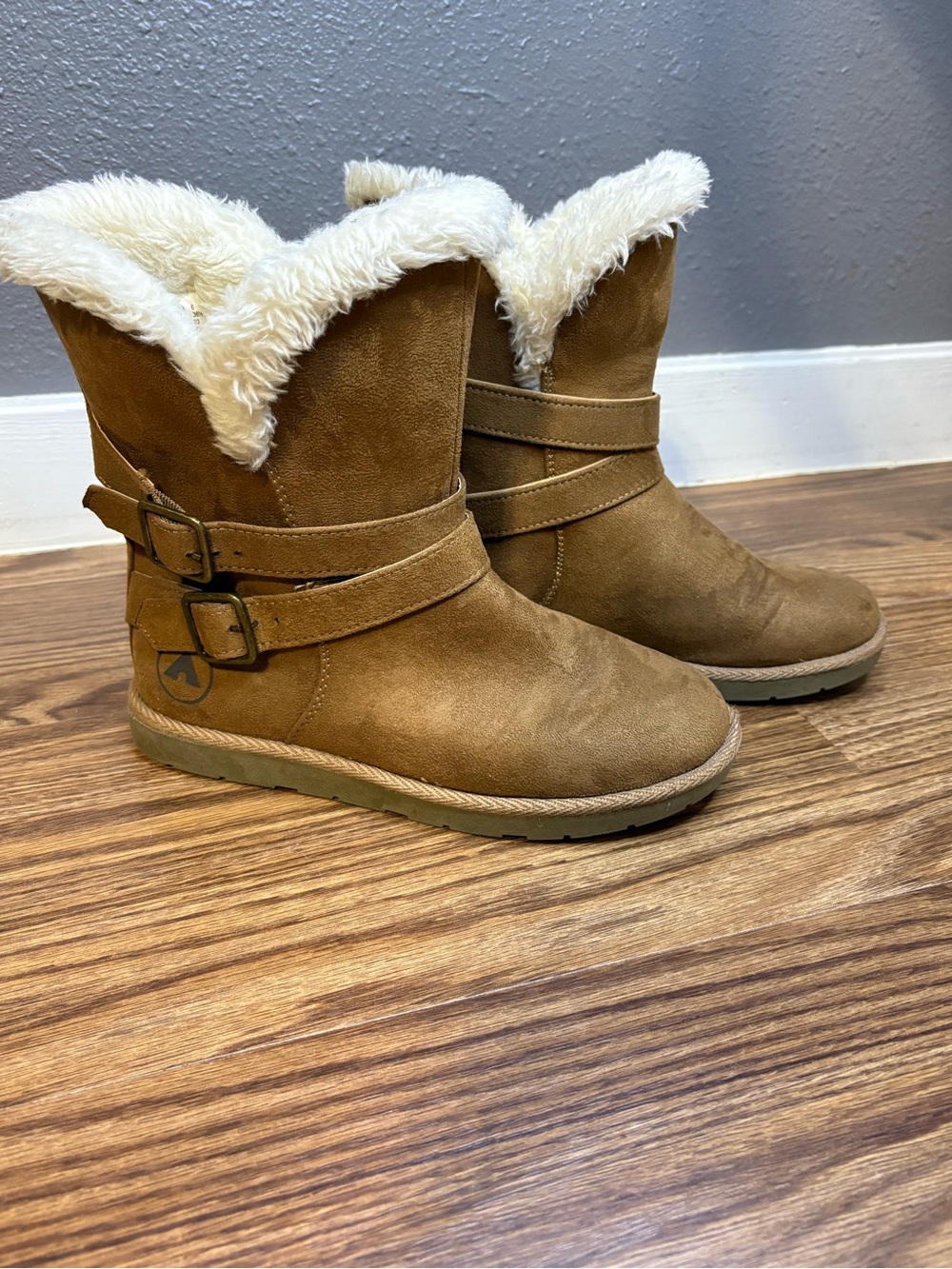 Airwalk Nia faux suede boots size 6